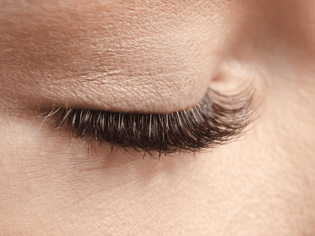 How To Curl Eyelashes With & Without an Eyelash Curler
