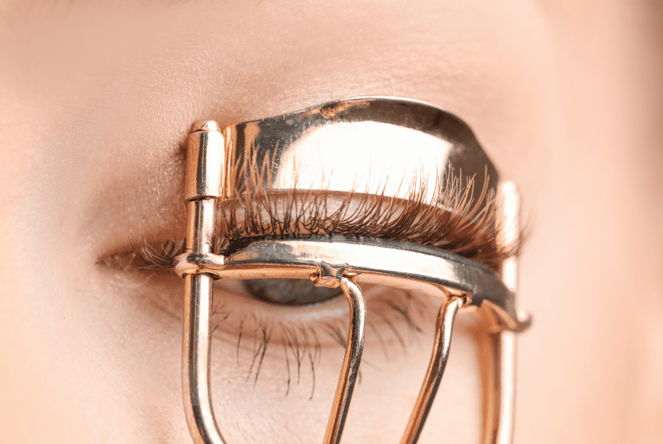 Gently Clamping Down is important to curl eyelashes 