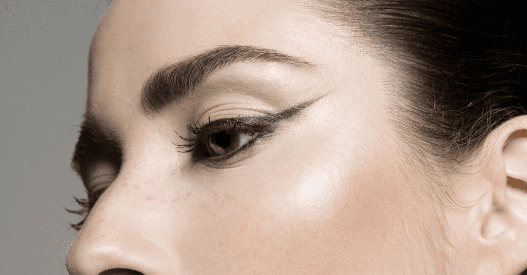 Learn the secrets of mastering the application black of Smokey Eyeliner regardless of your eye shape 