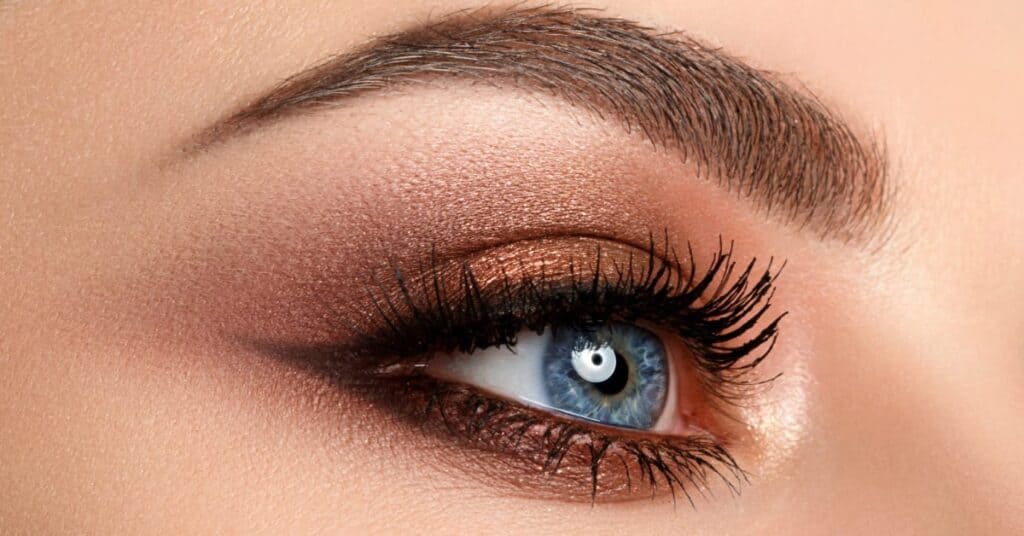 Learn the secrets of mastering the application brown of Smokey Eyeliner regardless of your eye shape 
