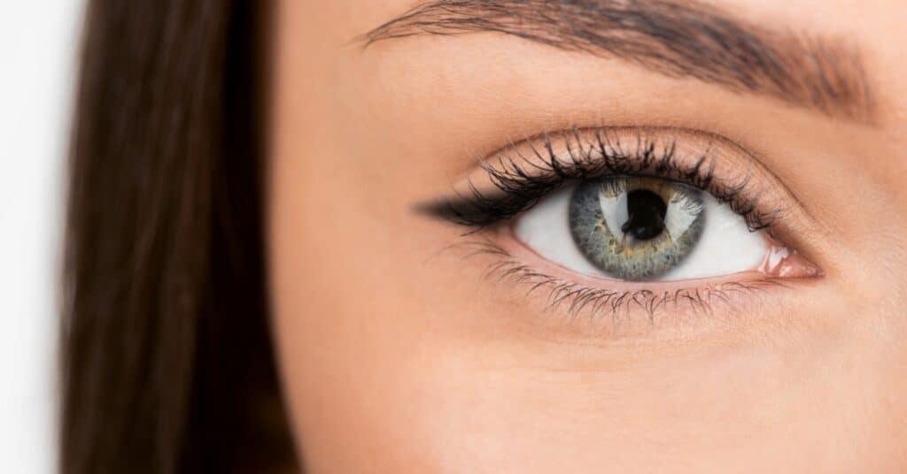 Learn all the secrets of mastering the application of Smokey Eyeliner on hooded shaped eyes.