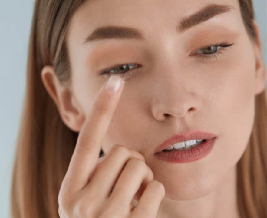 Smooth creased eyeshadow using fingers can help to keep eyeshadow from creasing