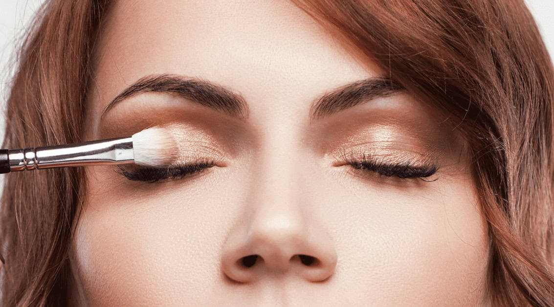 Eyeeshadow Primer helps to create a smudge proof look