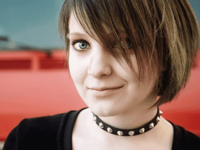 How To Do Emo Eyeliner (3 Authentic Emo Eyeliner Styles)