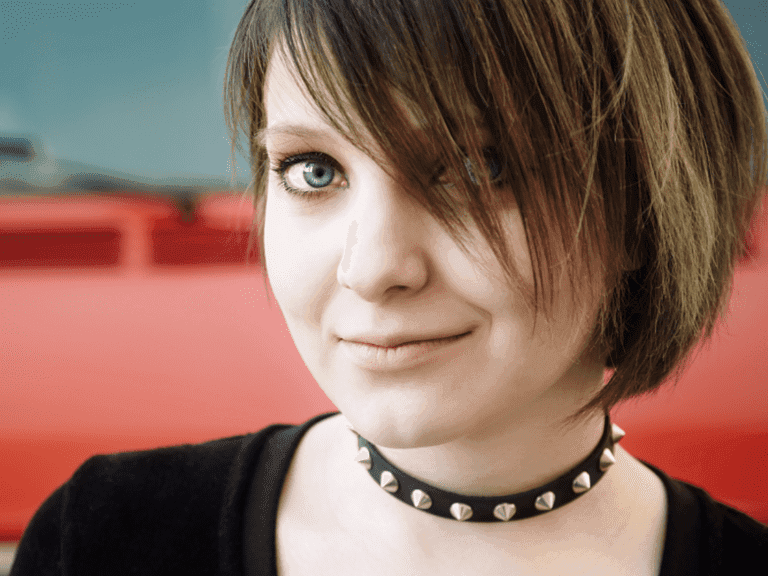 How To Do Emo Eyeliner Featured Photo How To Do Emo Eyeliner (3 Authentic Emo Eyeliner Styles)