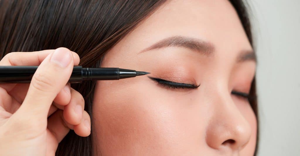 How To Do Fox Eyeliner on Monolid -Shaped Eyes