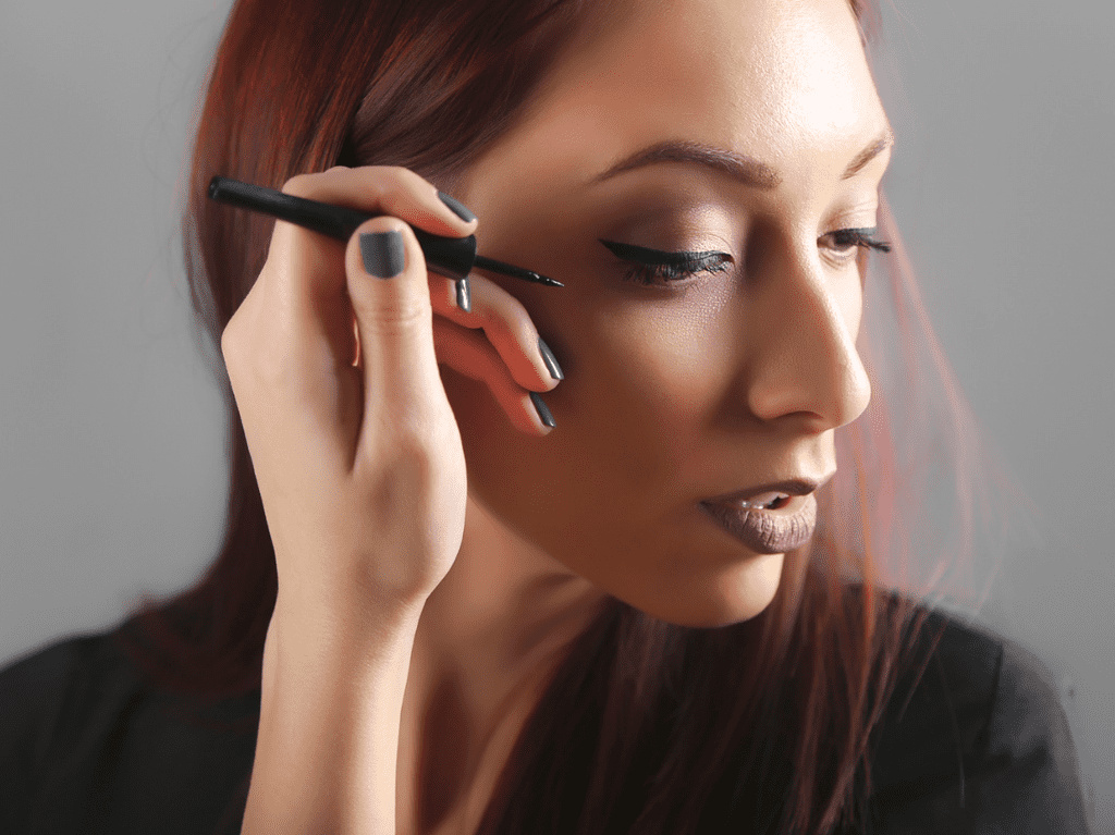 How to Apply Magnetic Eyeliner
