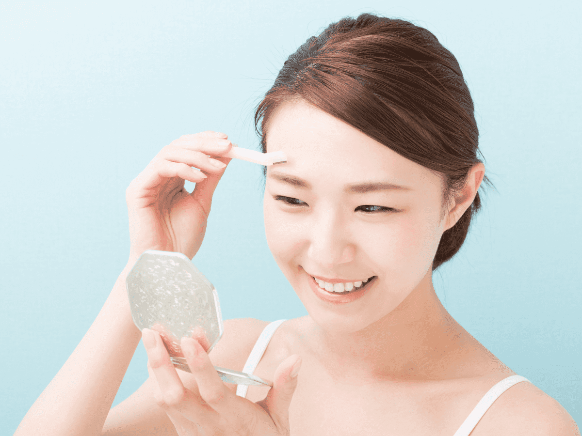 How To Use An Eyebrow Razor Featured Photo How To Use An Eyebrow Razor