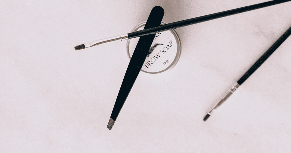 FLAT-TIP EYEBROW TWEEZERS