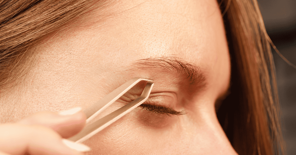 Learn HOW TO TWEEZE eyebrows the right way using an Eyebrow Tweezer